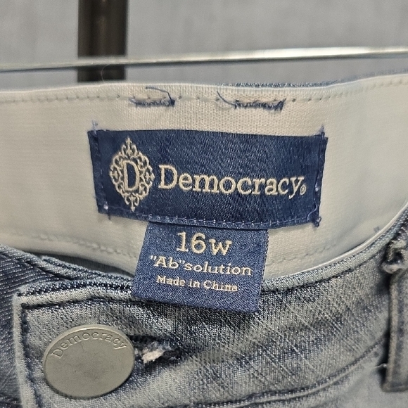 Democracy Light Blue Jeans with Embroidered Floral Accents Size 16w - Picture 2 of 14